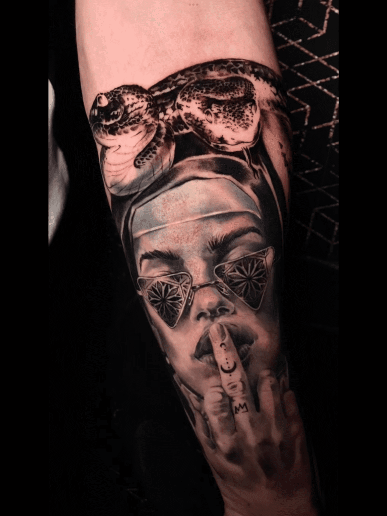 Schwarz-Grau Realismus Tattoo