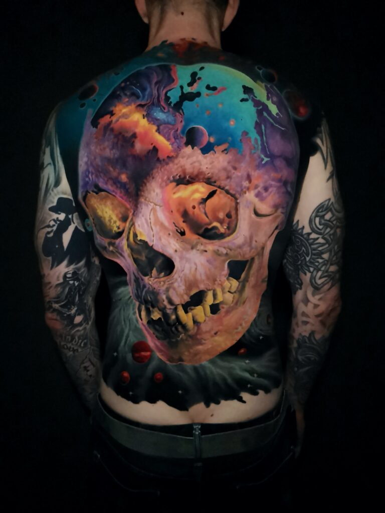 Farbiges Skull-Tattoo am Rücken